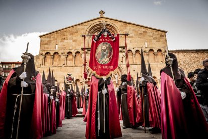 La Cofradía del Ecce Homo desfila bajo el dramatismo de la marcha de la Banda de Cornetas y Tambores