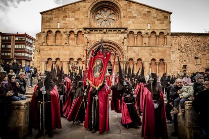 La Cofradía del Ecce Homo desfila bajo el dramatismo de la marcha de la Banda de Cornetas y Tambores