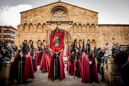 La Cofradía del Ecce Homo desfila bajo el dramatismo de la marcha de la Banda de Cornetas y Tambores