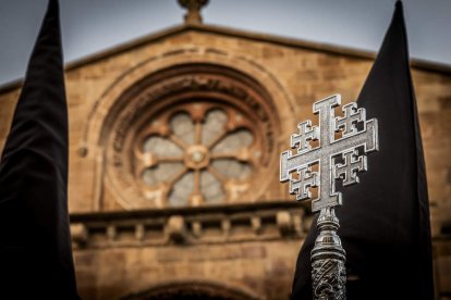 La Cofradía del Ecce Homo desfila bajo el dramatismo de la marcha de la Banda de Cornetas y Tambores