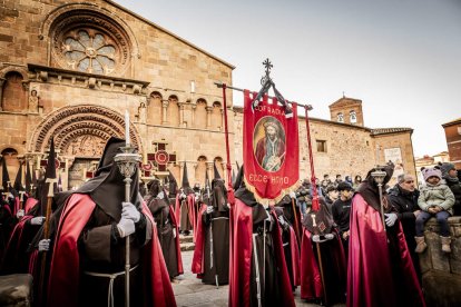La Cofradía del Ecce Homo desfila bajo el dramatismo de la marcha de la Banda de Cornetas y Tambores
