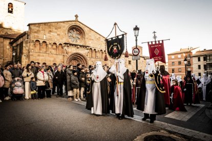 La Cofradía del Ecce Homo desfila bajo el dramatismo de la marcha de la Banda de Cornetas y Tambores