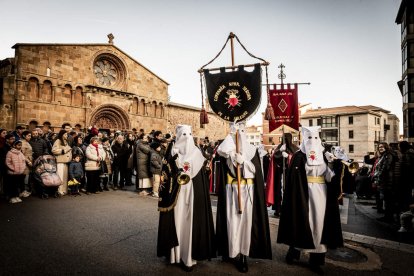 La Cofradía del Ecce Homo desfila bajo el dramatismo de la marcha de la Banda de Cornetas y Tambores