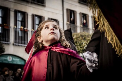 La Cofradía del Ecce Homo desfila bajo el dramatismo de la marcha de la Banda de Cornetas y Tambores