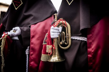 La Cofradía del Ecce Homo desfila bajo el dramatismo de la marcha de la Banda de Cornetas y Tambores