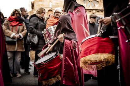 La Cofradía del Ecce Homo desfila bajo el dramatismo de la marcha de la Banda de Cornetas y Tambores