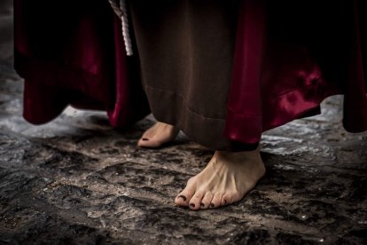 La Cofradía del Ecce Homo desfila bajo el dramatismo de la marcha de la Banda de Cornetas y Tambores