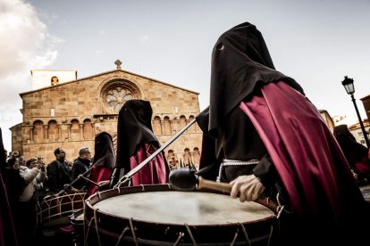 La Cofradía del Ecce Homo desfila bajo el dramatismo de la marcha de la Banda de Cornetas y Tambores