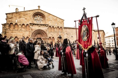 La Cofradía del Ecce Homo desfila bajo el dramatismo de la marcha de la Banda de Cornetas y Tambores