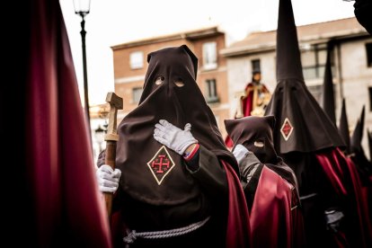 La Cofradía del Ecce Homo desfila bajo el dramatismo de la marcha de la Banda de Cornetas y Tambores