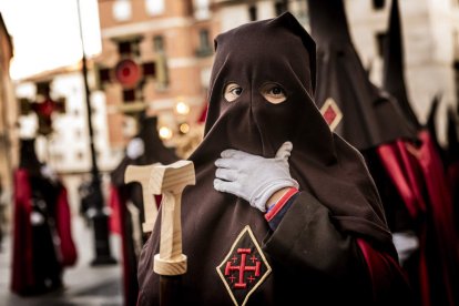 La Cofradía del Ecce Homo desfila bajo el dramatismo de la marcha de la Banda de Cornetas y Tambores