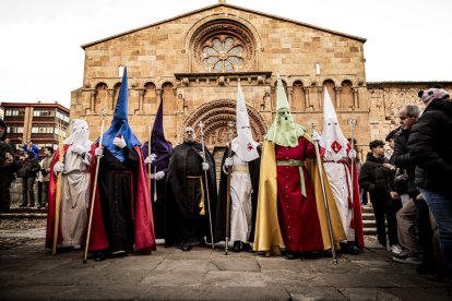 La Cofradía del Ecce Homo desfila bajo el dramatismo de la marcha de la Banda de Cornetas y Tambores