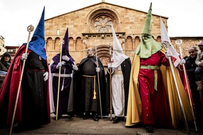 La Cofradía del Ecce Homo desfila bajo el dramatismo de la marcha de la Banda de Cornetas y Tambores