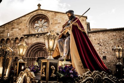 La Cofradía del Ecce Homo desfila bajo el dramatismo de la marcha de la Banda de Cornetas y Tambores