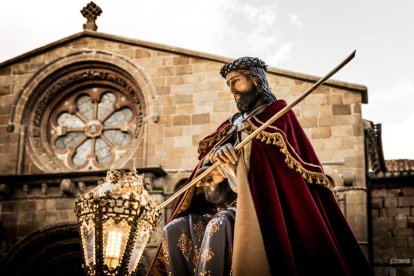 La Cofradía del Ecce Homo desfila bajo el dramatismo de la marcha de la Banda de Cornetas y Tambores