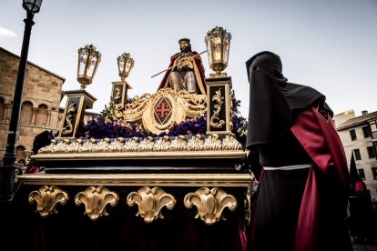 La Cofradía del Ecce Homo desfila bajo el dramatismo de la marcha de la Banda de Cornetas y Tambores