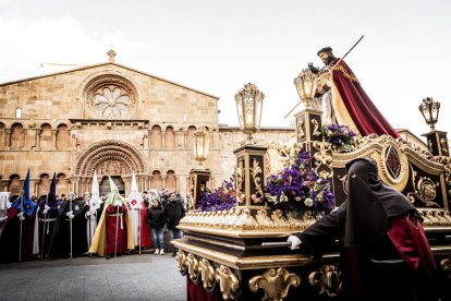 La Cofradía del Ecce Homo desfila bajo el dramatismo de la marcha de la Banda de Cornetas y Tambores