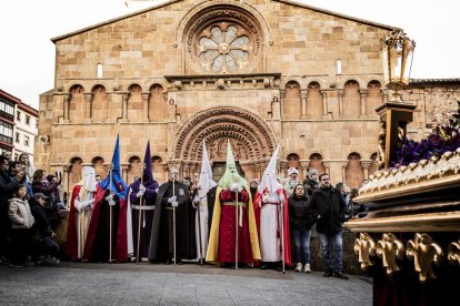 La Cofradía del Ecce Homo desfila bajo el dramatismo de la marcha de la Banda de Cornetas y Tambores