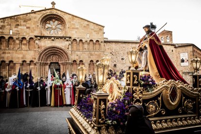 La Cofradía del Ecce Homo desfila bajo el dramatismo de la marcha de la Banda de Cornetas y Tambores