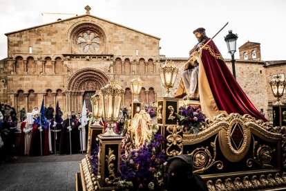 La Cofradía del Ecce Homo desfila bajo el dramatismo de la marcha de la Banda de Cornetas y Tambores