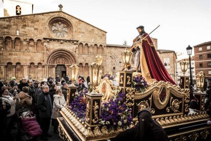 La Cofradía del Ecce Homo desfila bajo el dramatismo de la marcha de la Banda de Cornetas y Tambores