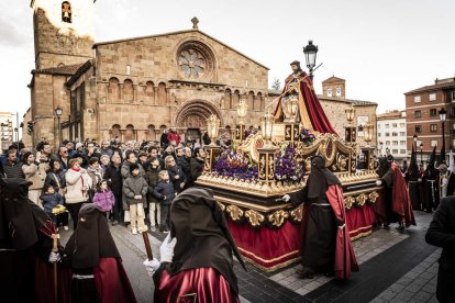 La Cofradía del Ecce Homo desfila bajo el dramatismo de la marcha de la Banda de Cornetas y Tambores