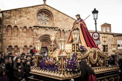 La Cofradía del Ecce Homo desfila bajo el dramatismo de la marcha de la Banda de Cornetas y Tambores