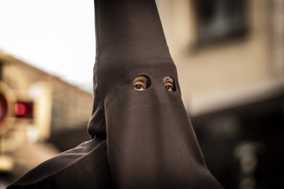 La Cofradía del Ecce Homo desfila bajo el dramatismo de la marcha de la Banda de Cornetas y Tambores