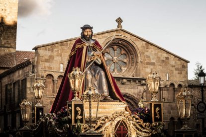 La Cofradía del Ecce Homo desfila bajo el dramatismo de la marcha de la Banda de Cornetas y Tambores