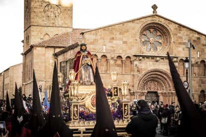 La Cofradía del Ecce Homo desfila bajo el dramatismo de la marcha de la Banda de Cornetas y Tambores