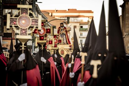 La Cofradía del Ecce Homo desfila bajo el dramatismo de la marcha de la Banda de Cornetas y Tambores
