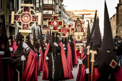 La Cofradía del Ecce Homo desfila bajo el dramatismo de la marcha de la Banda de Cornetas y Tambores
