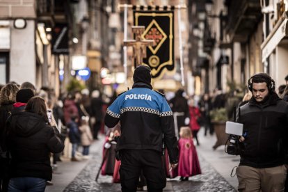 La Cofradía del Ecce Homo desfila bajo el dramatismo de la marcha de la Banda de Cornetas y Tambores