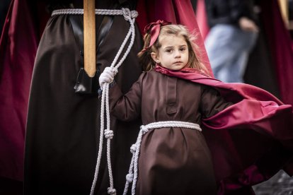 La Cofradía del Ecce Homo desfila bajo el dramatismo de la marcha de la Banda de Cornetas y Tambores