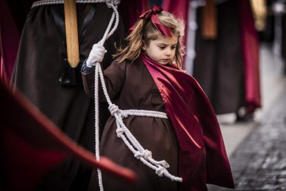 La Cofradía del Ecce Homo desfila bajo el dramatismo de la marcha de la Banda de Cornetas y Tambores