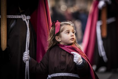 La Cofradía del Ecce Homo desfila bajo el dramatismo de la marcha de la Banda de Cornetas y Tambores