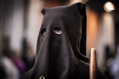 La Cofradía del Ecce Homo desfila bajo el dramatismo de la marcha de la Banda de Cornetas y Tambores