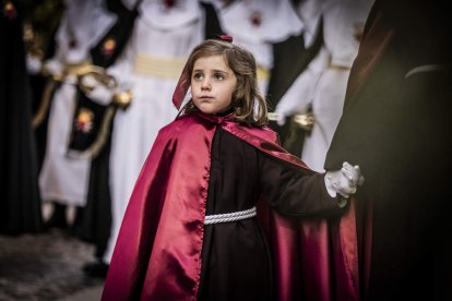 La Cofradía del Ecce Homo desfila bajo el dramatismo de la marcha de la Banda de Cornetas y Tambores