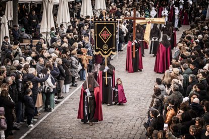 La Cofradía del Ecce Homo desfila bajo el dramatismo de la marcha de la Banda de Cornetas y Tambores