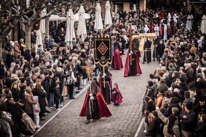 La Cofradía del Ecce Homo desfila bajo el dramatismo de la marcha de la Banda de Cornetas y Tambores