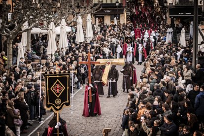 La Cofradía del Ecce Homo desfila bajo el dramatismo de la marcha de la Banda de Cornetas y Tambores