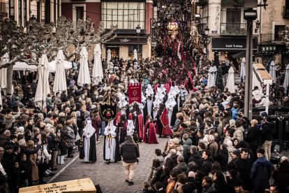 La Cofradía del Ecce Homo desfila bajo el dramatismo de la marcha de la Banda de Cornetas y Tambores