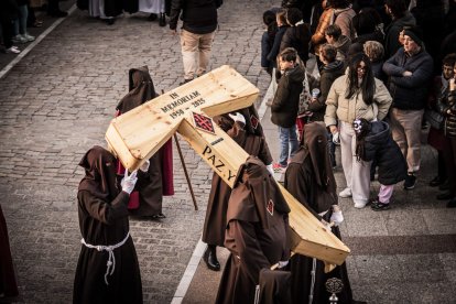 La Cofradía del Ecce Homo desfila bajo el dramatismo de la marcha de la Banda de Cornetas y Tambores