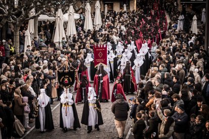 La Cofradía del Ecce Homo desfila bajo el dramatismo de la marcha de la Banda de Cornetas y Tambores