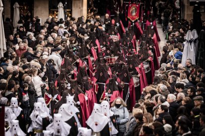 La Cofradía del Ecce Homo desfila bajo el dramatismo de la marcha de la Banda de Cornetas y Tambores