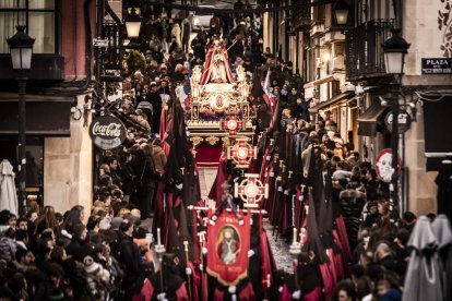 La Cofradía del Ecce Homo desfila bajo el dramatismo de la marcha de la Banda de Cornetas y Tambores