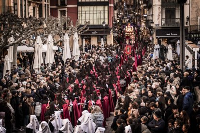 La Cofradía del Ecce Homo desfila bajo el dramatismo de la marcha de la Banda de Cornetas y Tambores