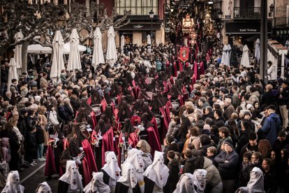 La Cofradía del Ecce Homo desfila bajo el dramatismo de la marcha de la Banda de Cornetas y Tambores