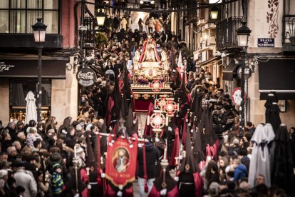 La Cofradía del Ecce Homo desfila bajo el dramatismo de la marcha de la Banda de Cornetas y Tambores