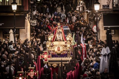 La Cofradía del Ecce Homo desfila bajo el dramatismo de la marcha de la Banda de Cornetas y Tambores